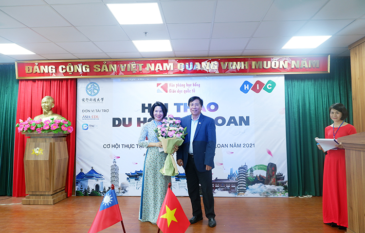 Thầy Nguyễn Công Cát tặng hoa Bà Trần Huyền Anh