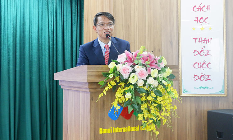Thầy Nguyễn Văn Sinh phát biểu tại chương trình
