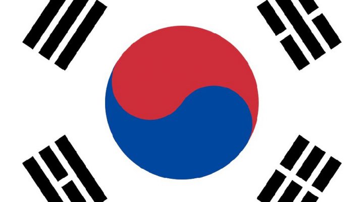 Quốc kỳ Hàn Quốc: Quốc kỳ Hàn Quốc với chữ Taegeukki và 4 trigram mang đến ý nghĩa về sự cân bằng, mặt trận đoàn kết và sự phát triển. Nếu bạn muốn hiểu thêm về giá trị tinh thần và độc đáo của quốc kỳ Hàn Quốc, hãy xem bức ảnh này.