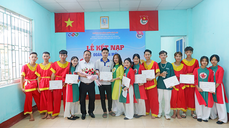Lễ kết nạp đoàn viên hệ 9+ Trường Cao đẳng Quốc tế Hà Nội
