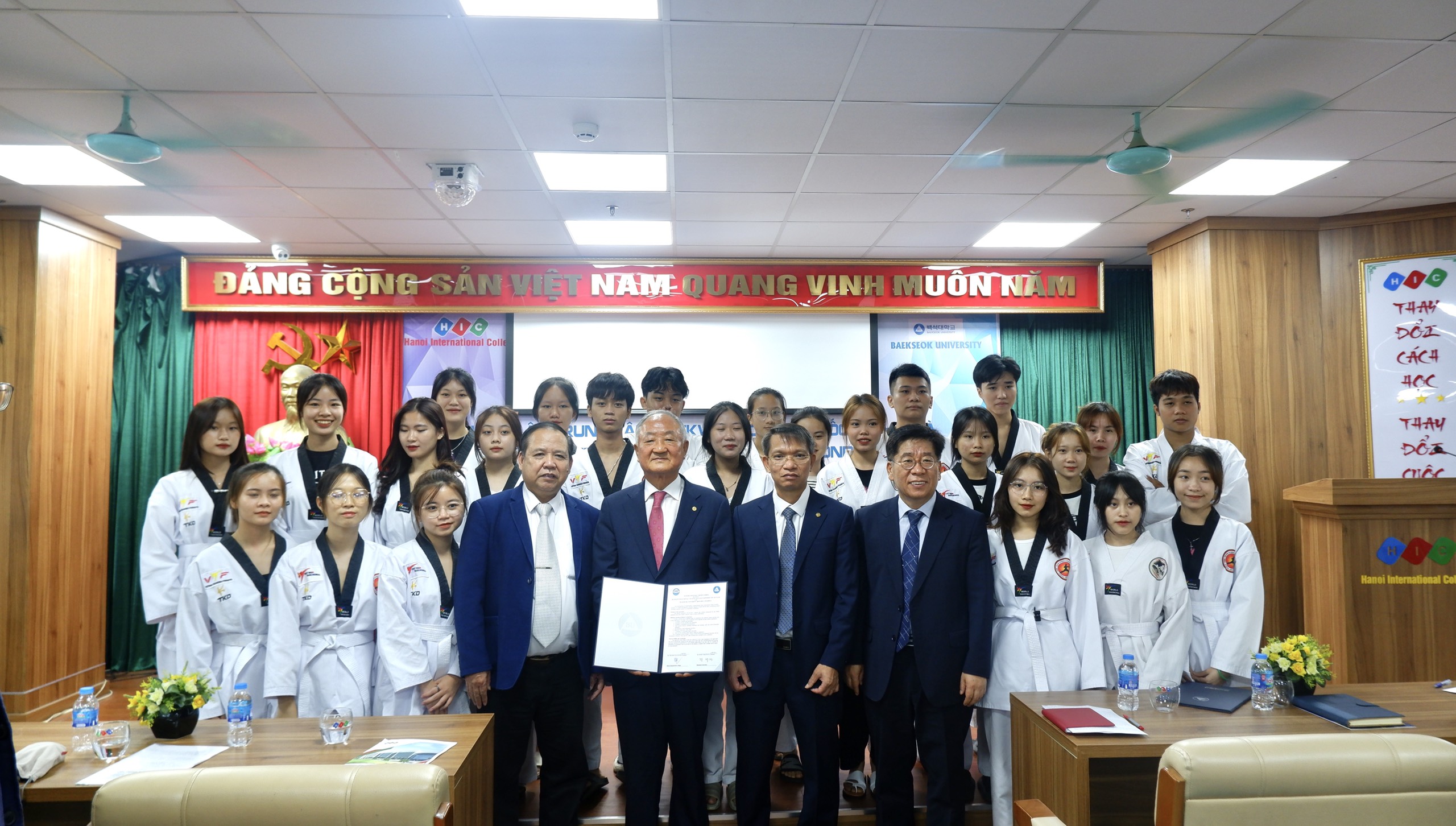 Ký kết hợp tác giáo dục về việc thành lập “Trung tâm giáo dục Taekwondo Hàn Quốc” tại HIC