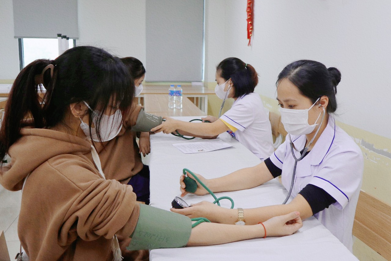 Trường Cao đẳng Quốc tế Hà Nội tổ chức khám sức khỏe cho Tân sinh viên K11