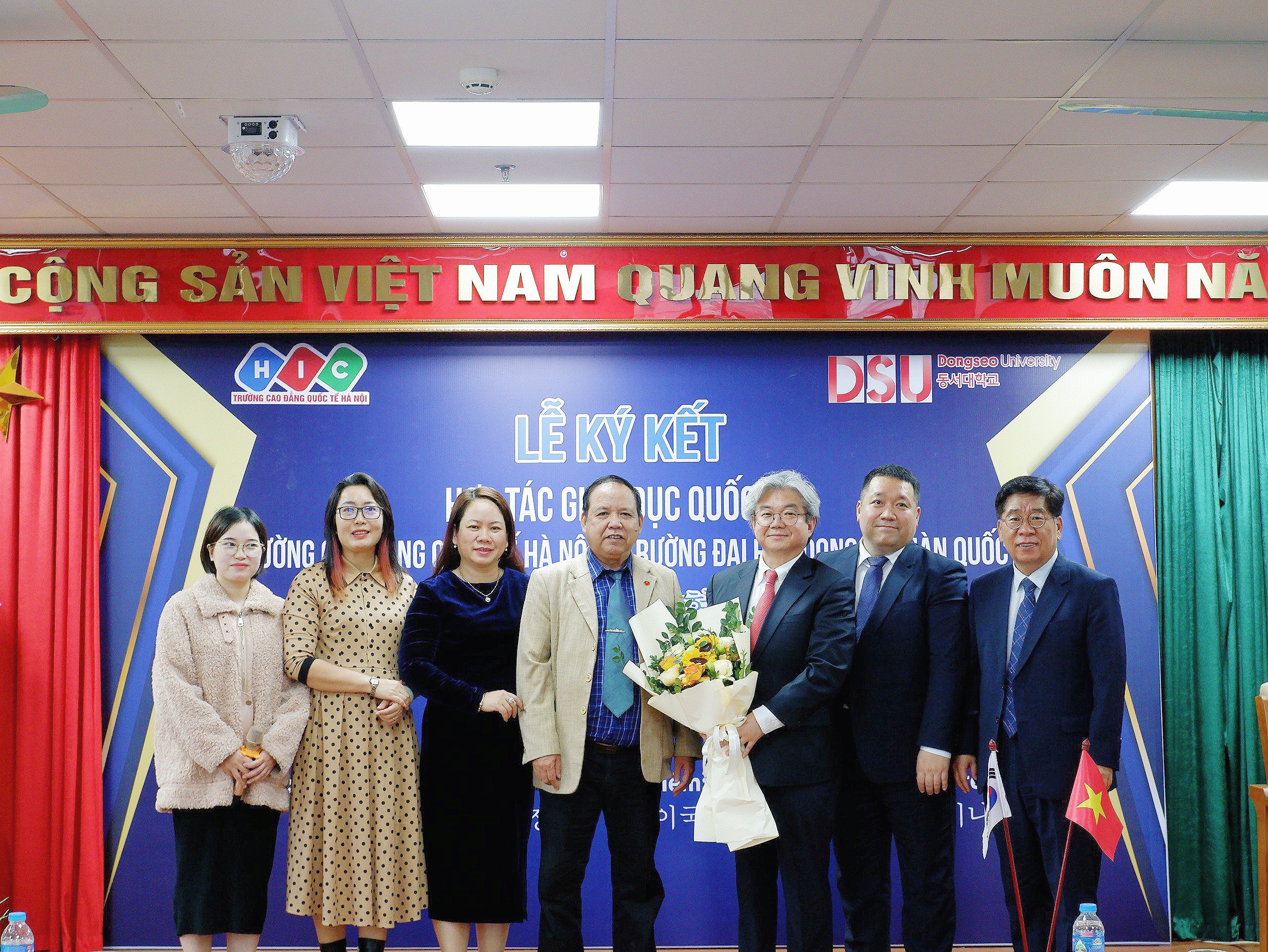 Lễ Ký kết hợp tác giáo dục quốc tế giữa trường Đại học Dongseo và trường Cao đẳng Quốc tế Hà Nội.