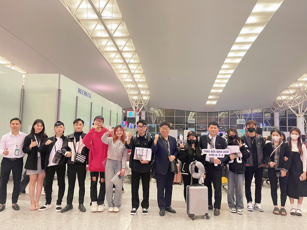 Trường Cao đẳng Quốc tế Hà Nội chúc mừng các bạn sinh viên đỗ visa trao đổi diện Du học sớm 1+1+2 tại Trường Cao đẳng Công nghệ thông tin Kyungnam KIT (Busan)