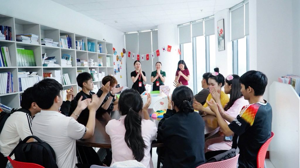 Sinh viên trong giờ học phụ đạo về văn hóa Hàn Quốc