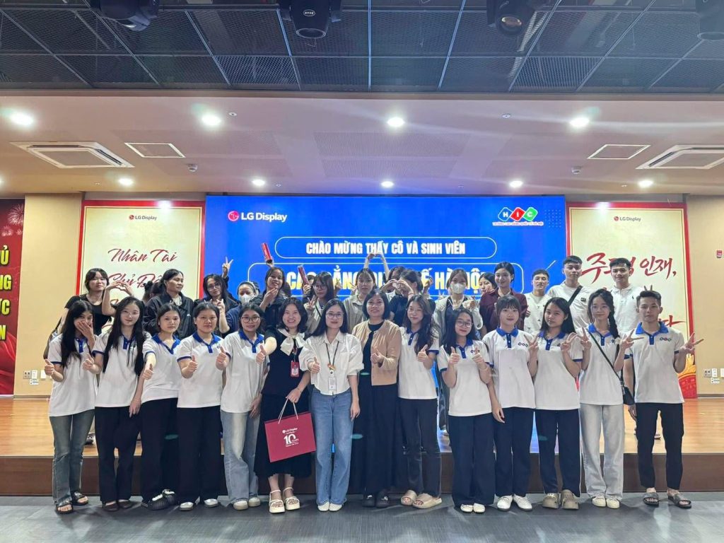 Sinh viên tham quan LG Dispaly Hải Phòng