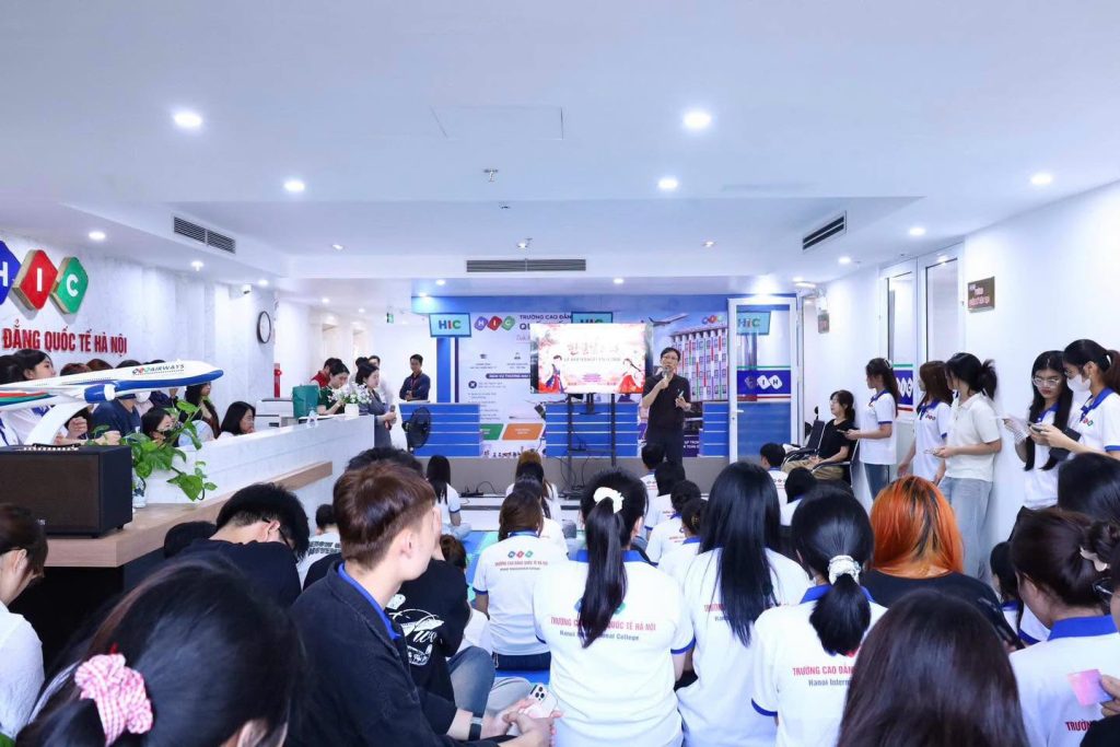 Sinh viên Khoa Ngôn ngữ và Văn hóa Hàn Quốc giao lưu cùng giảng viên bản xứ