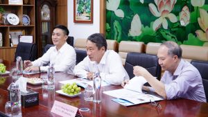 Đại diện lãnh đạo Hiệp hội Cao đẳng Cộng đồng Việt Nam tham dự buổi làm việc tại HIC (từ trái sang: Ông Đào Huy Hiếu, GS.TS. Phạm Tiết Khánh và TS. Phan Mạnh Tiến)