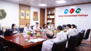 Đại diện HIC và Hiệp hội Cao đẳng Cộng đồng Việt Nam trao đổi tại buổi làm việc