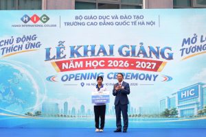 Hiệu trưởng TS. Nguyễn Văn Sinh trao suất học bổng vượt khó tại lễ khai giảng năm học 2026-2027