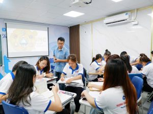 Sinh viên ngành Marketing tại HIC trao đổi và học tập theo nhóm tại lớp học.