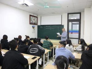 Sinh viên Ngôn ngữ Anh học tập cùng giáo viên người bản xứ